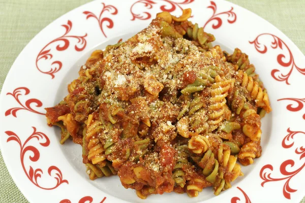 Dreifarbiges Gemüse-Rotini-Abendessen — Stockfoto