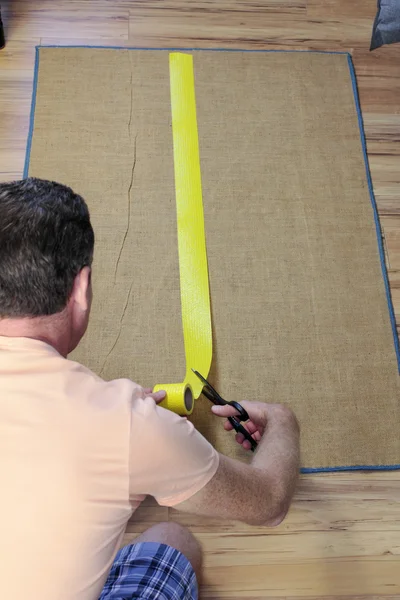 Instalación de cinta de alfombra antideslizante — Foto de Stock