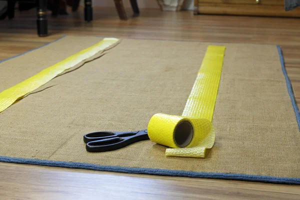 Antislip tapijt Tape en schaar — Stockfoto