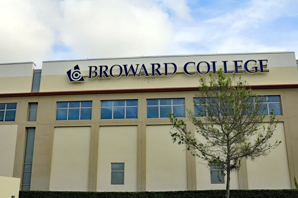 Broward College Building and Sign — Stock Photo, Image