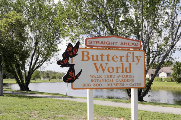 Straight Ahead Butterfly World Sign — Stock Photo, Image