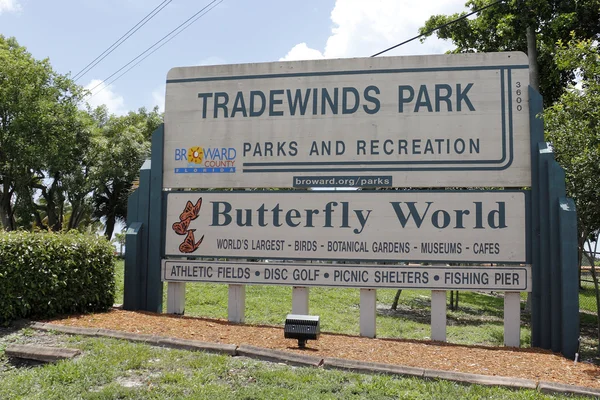 Tradewinds Park mariposa mundo signo — Foto de Stock