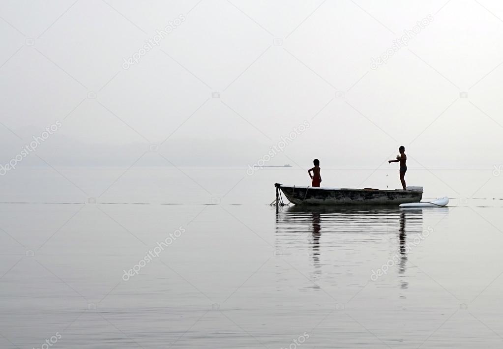 Resultado de imagem para meninos no barco