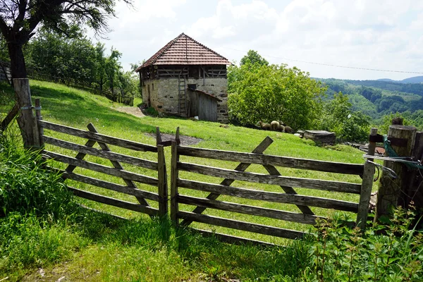 Holztor in Serbien — Stockfoto