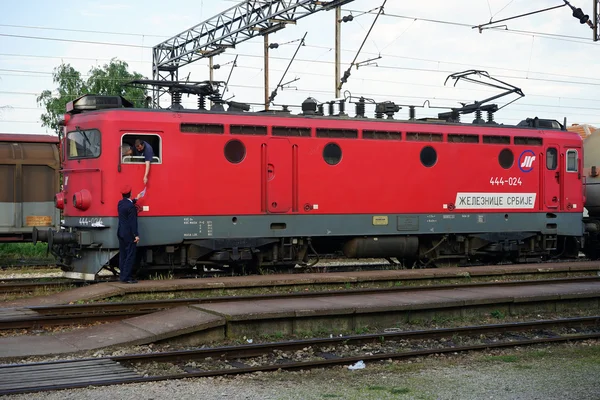 Locomotora roja en Serbia — Foto de Stock