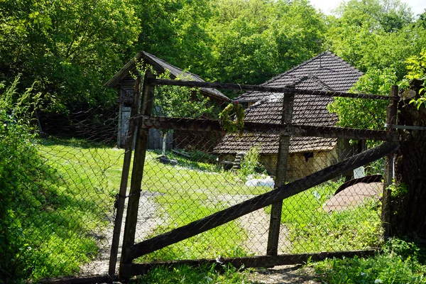 門と木製の農場の家 — ストック写真