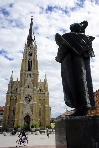 記念碑と Novi Sad の大聖堂 — ストック写真