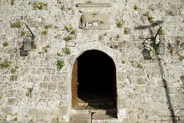 Porta da fortaleza — Fotografia de Stock