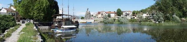 Road and river — Stock Photo, Image