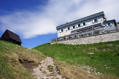 Dağ kulübe üstünde belgili tanımlık tepe Crna Prst üzerinde