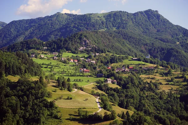 Klein dorp in de bergen in de buurt van Podserkvom in Slovenië — Stockfoto