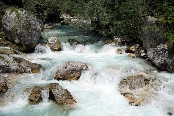 Grandi rocce e fiume di montagna — Foto Stock