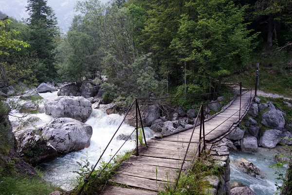 Ponte de madeira e rio de montanha — Fotografia de Stock