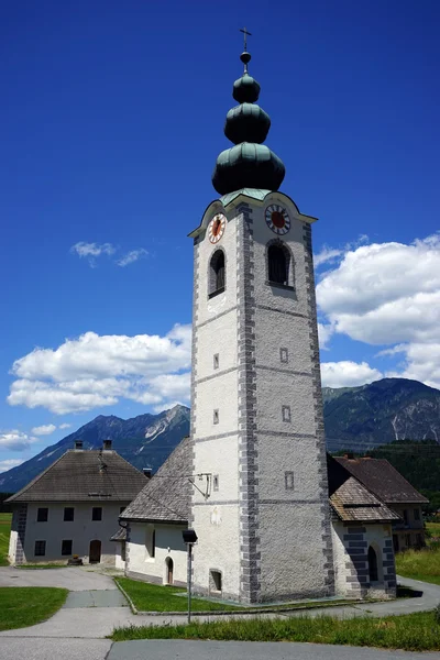 Glockenturm mit Uhr in kleinem Dorf in Österreich — Stockfoto