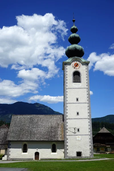 Традиционная церковь из белого камня — стоковое фото