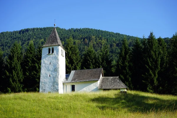 Alte Kirche aus weißem Stein — Stockfoto