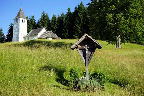 Haç ve Avusturya'da tepede küçük kilise — Stok fotoğraf