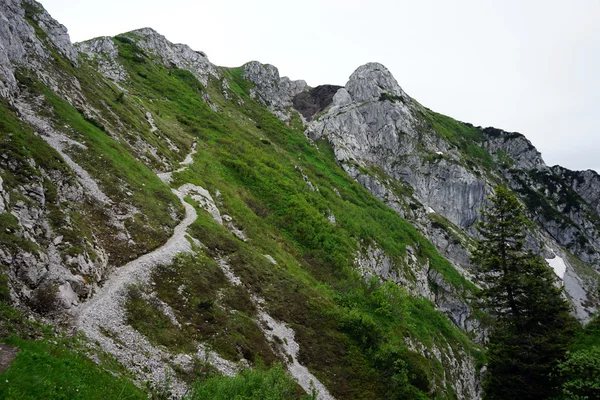 Footpath on the slope — Stock Photo, Image