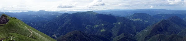 Sentier pédestre en montagne — Photo