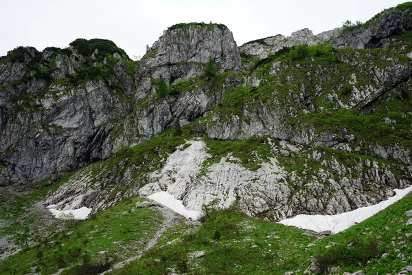 Гірський хребет і сніг — стокове фото