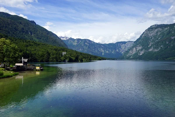 Berg und Ohinj See in Slowenien — Stockfoto