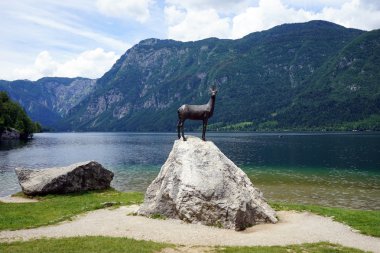 Göl Bohin kıyısında bronz geyik
