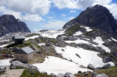 Dağ kulübe Slovenya Triglav Dağı üzerinde