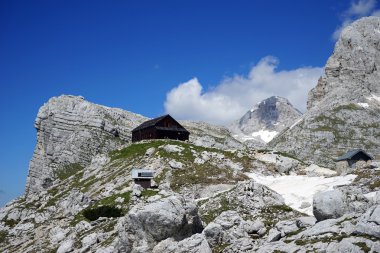 Dağ kulübe Slovenya Triglav Dağı üzerinde