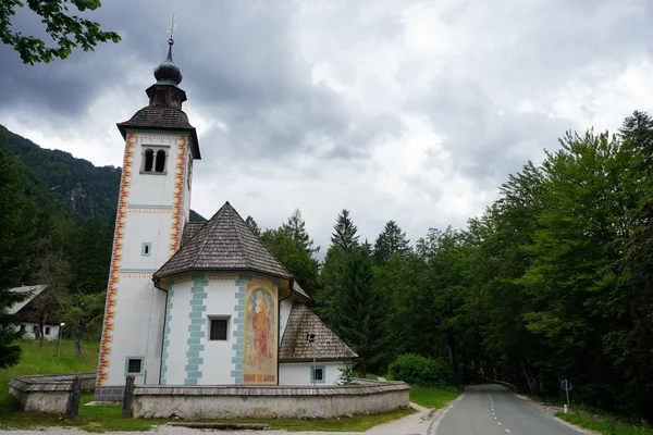 Kirche am Bohinjer See in Slowenien — Stockfoto