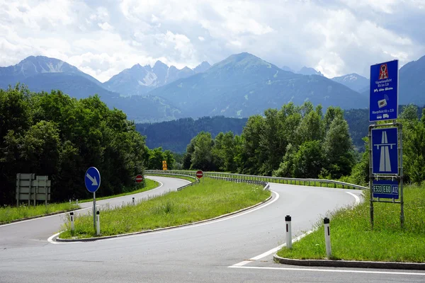 Snelweg, bos en berg — Stockfoto