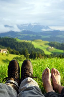 Botlar ve dağ bölgesinde yalınayak