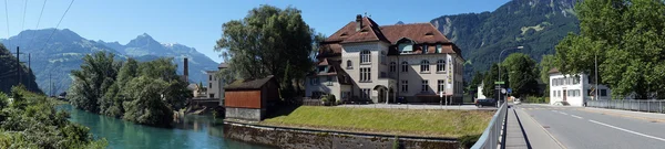 Fluss und Brücke — Stockfoto