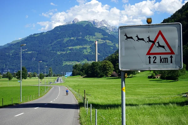 Lange weg en teken — Stockfoto