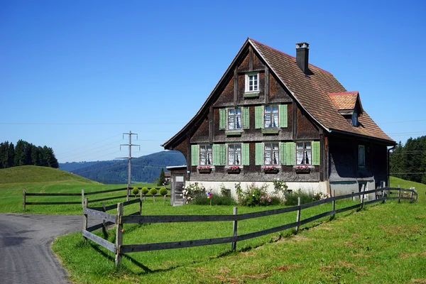 Bauernhaus aus Holz — Stockfoto