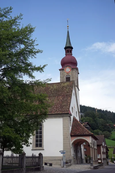 Kirche mit Kirchturm — Stockfoto