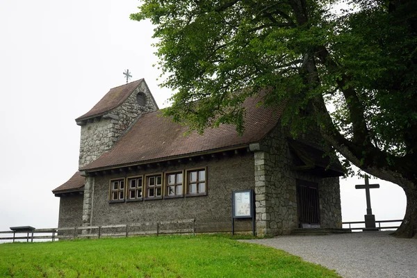 Sten-kyrkan och grönt gräs — Stockfoto