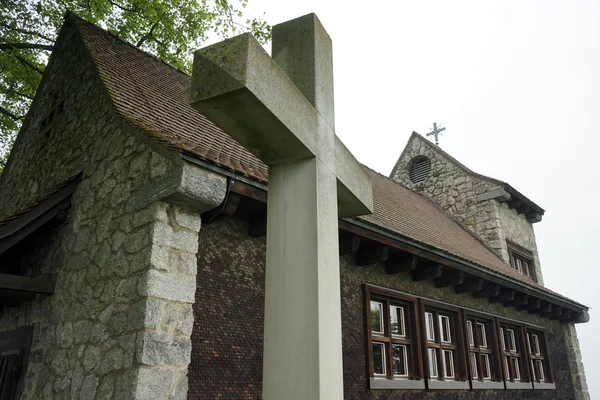 Cruz de pedra e igreja — Fotografia de Stock