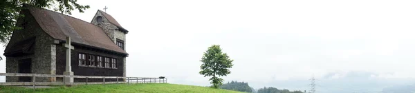 Kirche mit Steinkreuz — Stockfoto