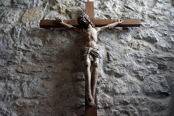 Kruzifix aus Holz an der Steinmauer — Stockfoto