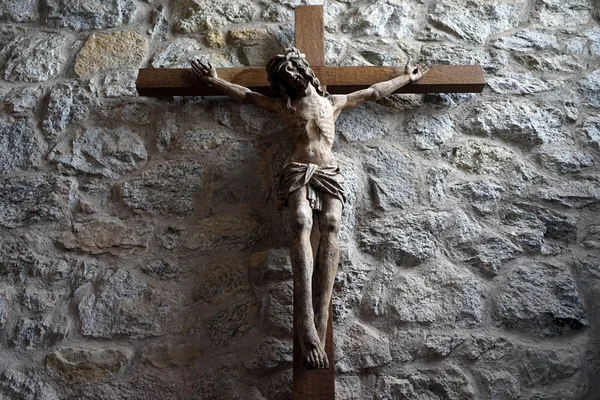 Crucifijo de madera en la pared de piedra — Foto de Stock