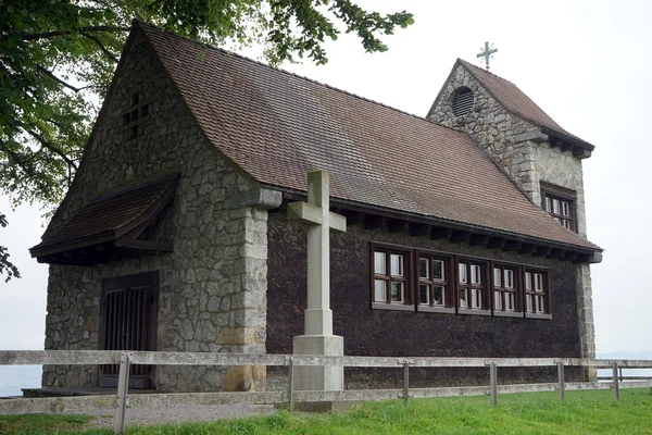 Церковь с каменным крестом — стоковое фото