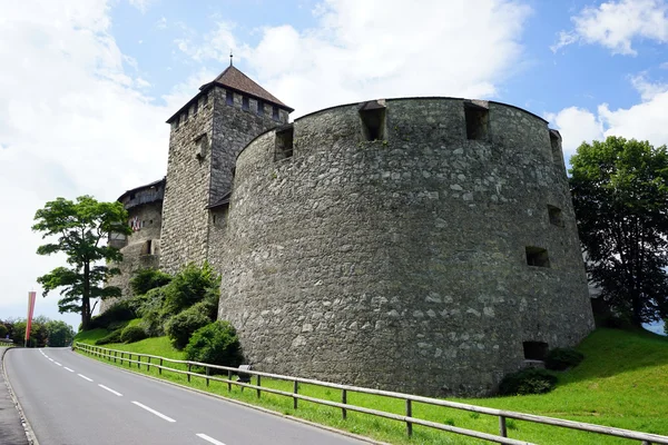 Castelo e estrada de Vaduz — Fotografia de Stock