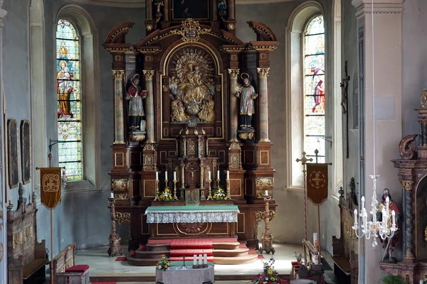 Altar en la iglesia parroquial —  Fotos de Stock