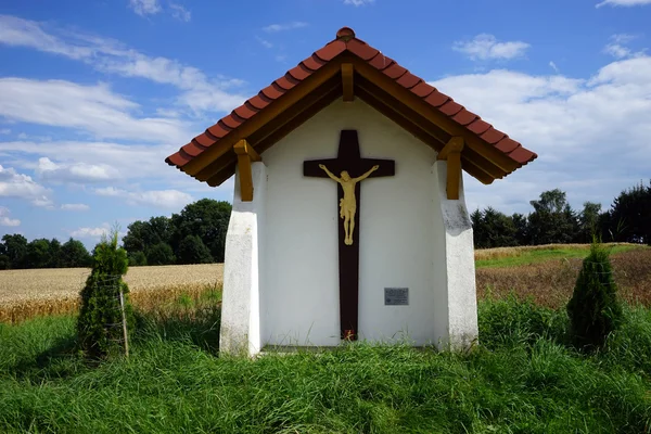 Kapliczka z krucyfiksem — Zdjęcie stockowe