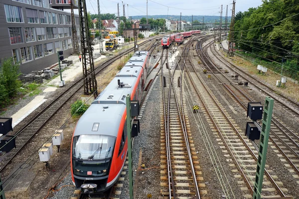 Järnvägsstationen och tåg — Stockfoto