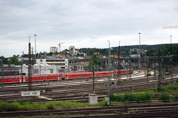 Järnvägsstationen och tåg — Stockfoto