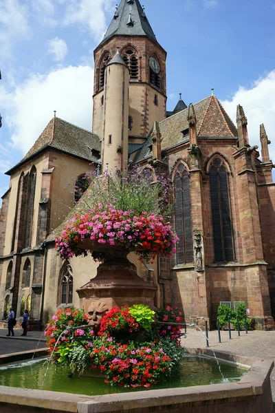 Fountain and flowers — Stock Photo, Image