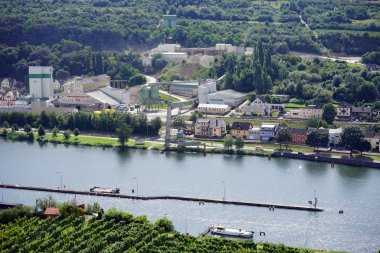 Çimento fabrikası ve nehir