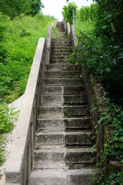 Lång trappa på kullen — Stockfoto