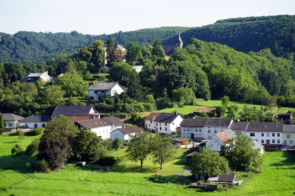 Malé vesnice na kopci — Stockfoto